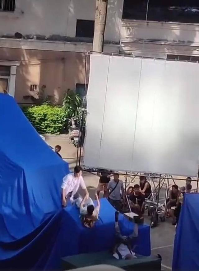 父母■张东升推父母下山花絮曝光 两位高龄演员太不容易了，真栽了一个跟头