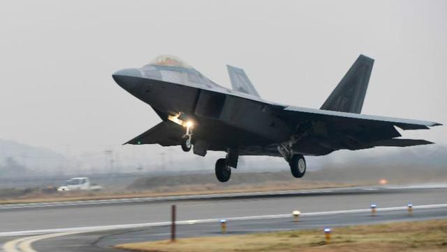 美军一架F22A倒栽葱摔了