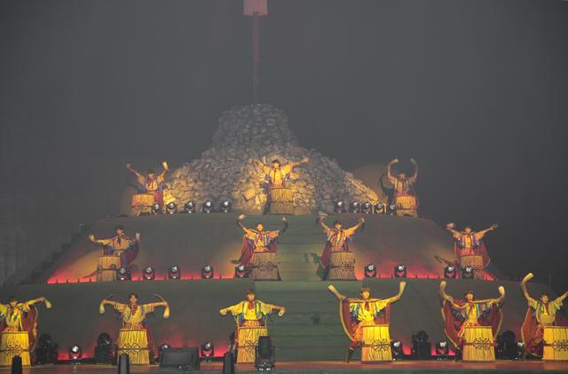 《相会敖包》在辉腾锡勒黄花沟草原旅游区窝阔台大剧院震撼首演