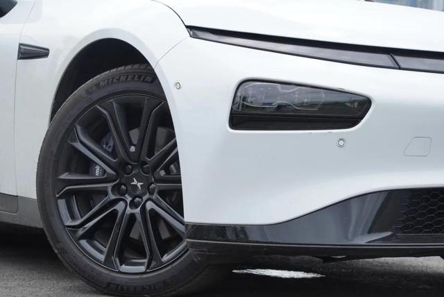 特斯拉慘遭小鵬P7降維打擊，22.99萬起要什么自行車