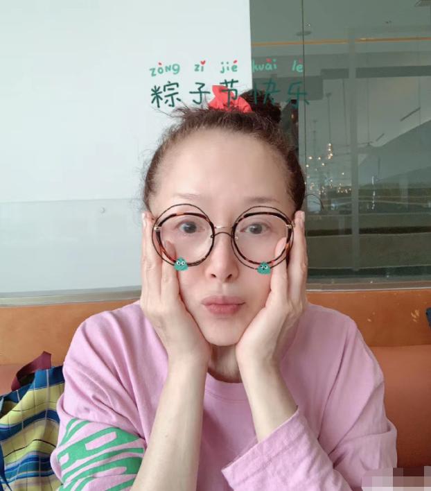 她是首位电影版黄蓉，做了4年“大哥的女人”，至今已单身24年