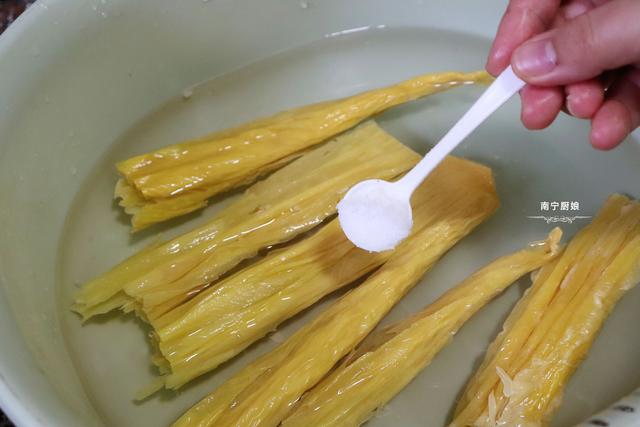 泡发腐竹放热水就毁了，教你正确做法，腐皮完整不软烂还滑嫩入味
