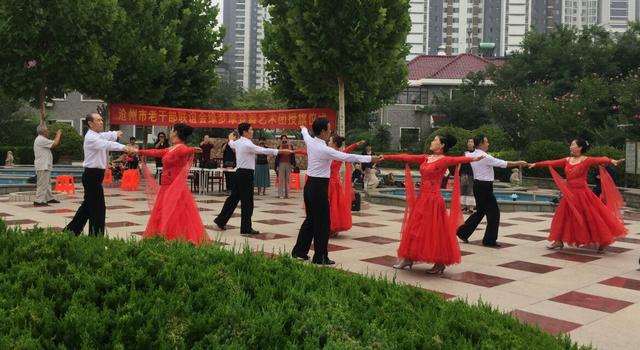 河北省沧州市老干部联谊会为缘梦摩登舞艺术团举行授旗仪式