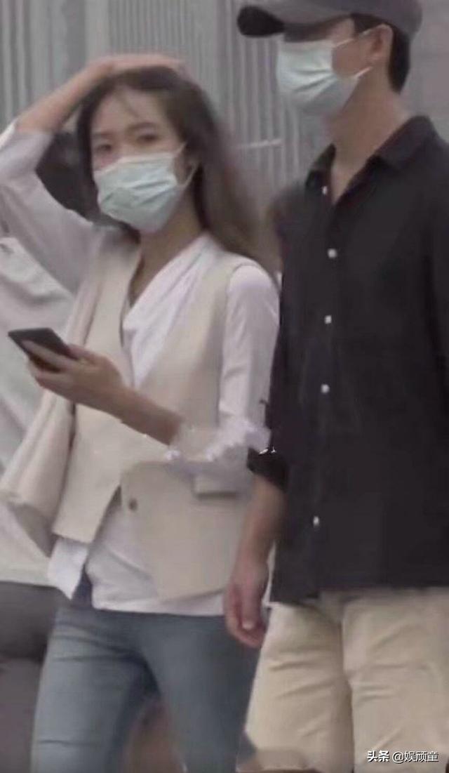 黄轩公布恋情，女友身份被扒，三点表现透露出女友不是素人