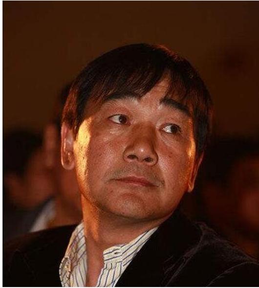 苗圃带龙凤胎两娃出行，和61岁富商老公，一家四口同框合影