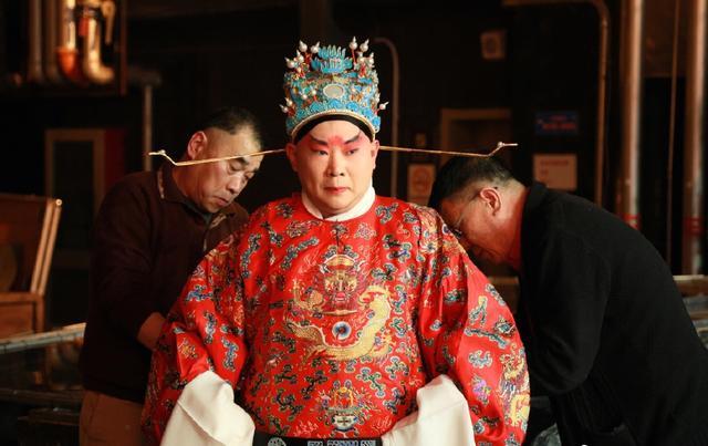 德云社“入不敷出”，少班主郭麒麟成劳模，连