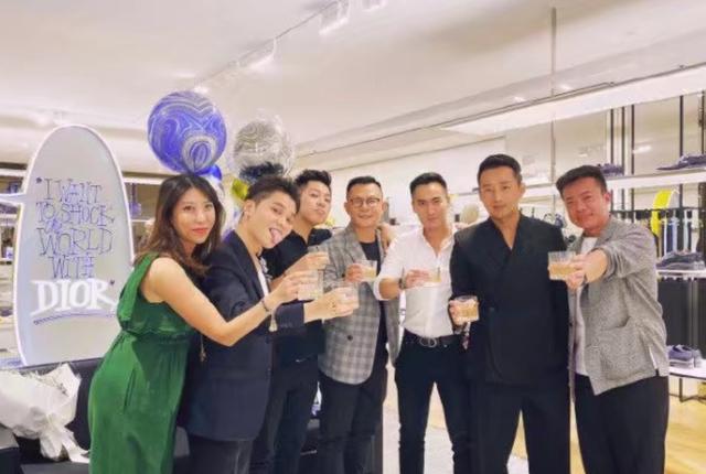 汪小菲提前庆生，被多名俊男美女、富豪包围，赖弘国表情成亮点