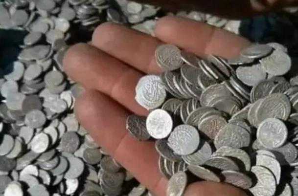 青海兄妹在工地工作，意外发现7万枚银元，上交