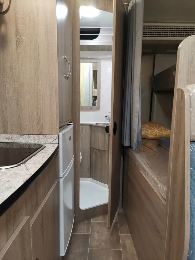 标配600Ah锂电？凤凰依维柯C型房车给你
