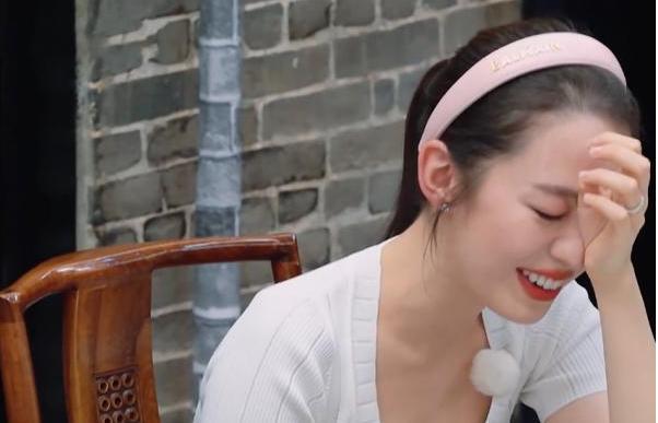 金瀚生日，用馒头和花代替蛋糕，许愿时的表现，吉娜笑得直拍桌子