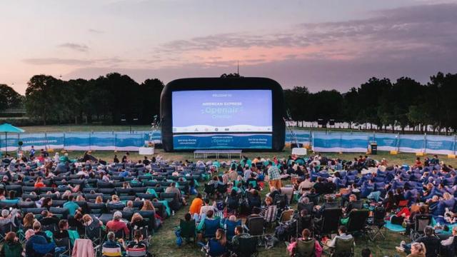 地摊经济时代，露天电影院能救市吗？