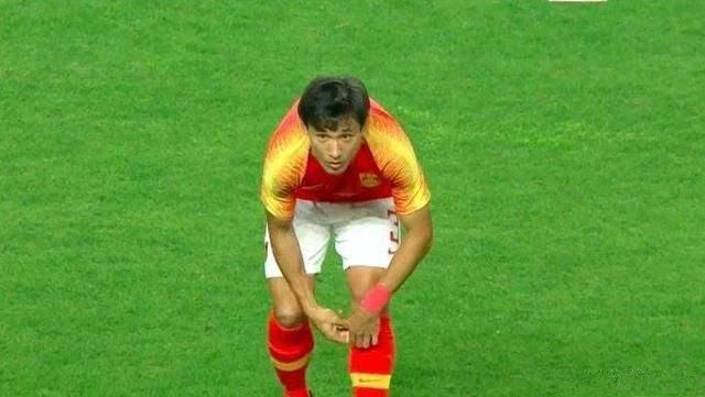 『一道』俄足球员射门时被一道闪电劈中 论不要在比赛中佩戴金属饰品的重要性