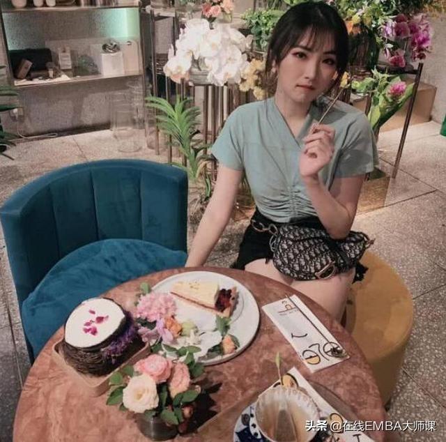 任正非75岁，小女儿姚安娜21岁，超美艳！网友：