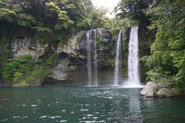 济州岛国内走红，高22米就敢称“第一瀑布”？中国旅客：就这？