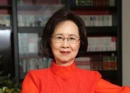 让黄晓明苦追，被陆川求婚四次，感情专一的秦岚为何至今没嫁？