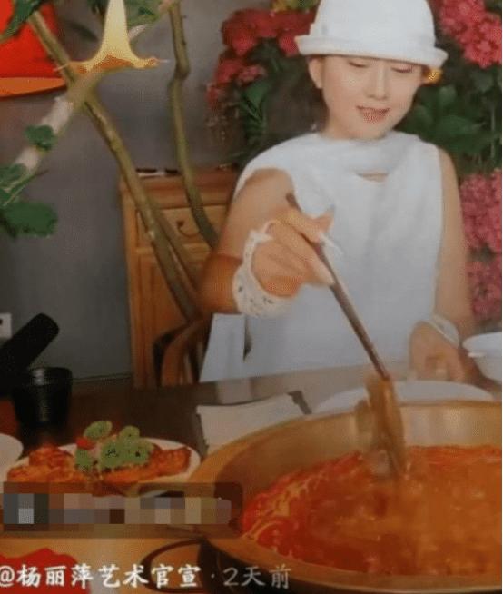 61岁的杨丽萍不吃肉不生育，如今仍然肤白貌美，