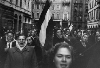 波兰闹改革苏联被迫默许，一小国眼馋效仿，惨