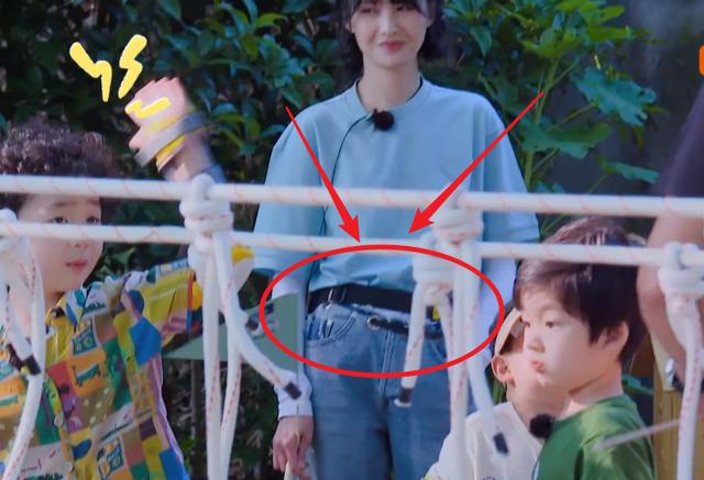 有种“时尚”叫郑爽的腰带，一条不够就用两条