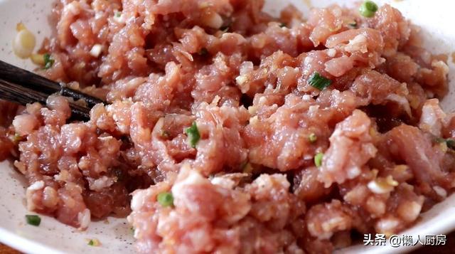 不需要油炸，教你芋头的新做法，配上猪肉馅，吃起来那叫一个香