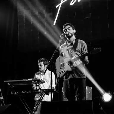 邀请他人与妻子及前妻进行淫乱活动如何量刑