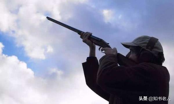 子弹为何不能朝天射击？2012年鸣枪“助兴”，悲