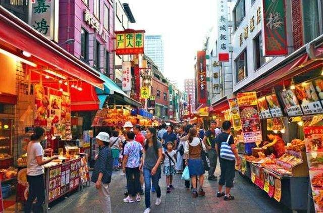 外籍华人回国被拒绝，高呼：你知道我身价多少吗？凭啥不让回