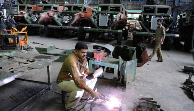 国营军工厂烂泥糊墙，南方大国痛下决心，将最强坦克移交私企修理