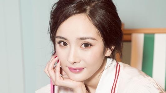 杨幂拍摄现场心情沮丧，神色凝重看手机对助理