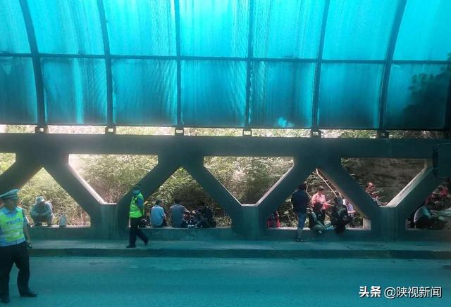 汉中开往西安的客车突发故障 高速交警及时转移乘客33人