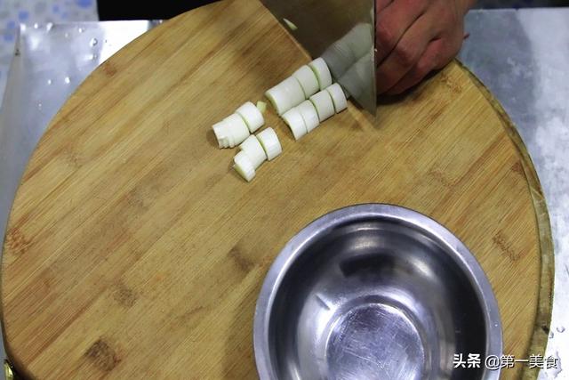 两根黄瓜、一把花生米，大厨做了一道特色凉拌