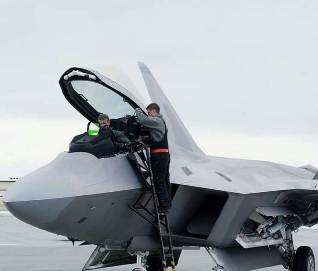 又一架F22突然坠毁，飞行员已被送往医院，军方下令：彻查原因