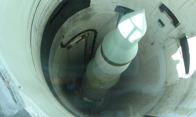 这才是中国真正的顶梁柱，首飞40年仍不落后，一旦发射就是灭国战