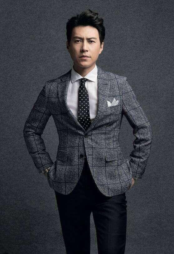 靳东戏里戏外的家，剧中的是豪宅很有科技感，现实中的很温馨