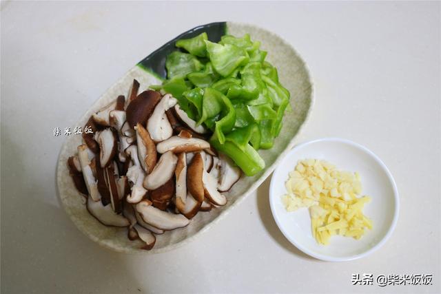 我家吃香菇，最喜欢搭配这食材，简单一炒，味道鲜美赛过吃肉