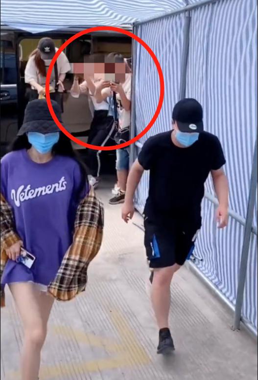 她被偷拍裙底？这都能算性骚扰了吧！还是应该