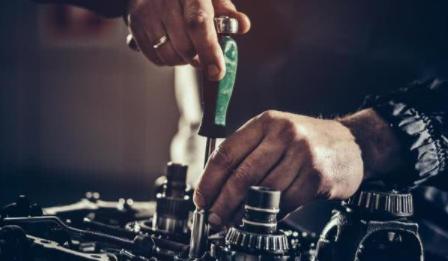 8年老员工被辞退，临走时送给工厂一副对联，老板看后楞在原地