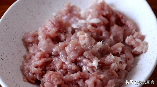 不需要油炸，教你芋头的新做法，配上猪肉馅，吃起来那叫一个香