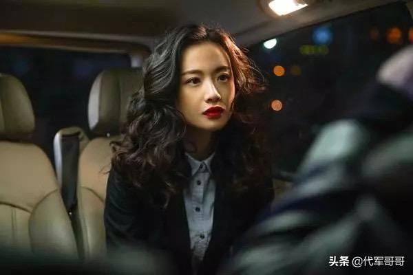 《隐秘的角落》中的厚唇美女，凭借演技走红，如今27岁很美却单身