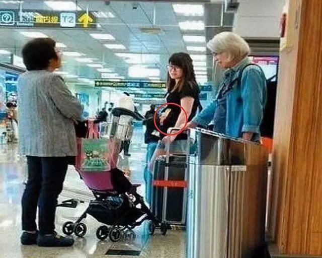 2013年，17岁的她爱上爸爸57岁友人，这段“爷孙恋”如今怎样了？