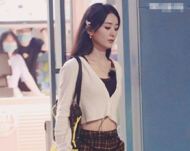 赵丽颖生图美出新高，我却只关注她包上的创可