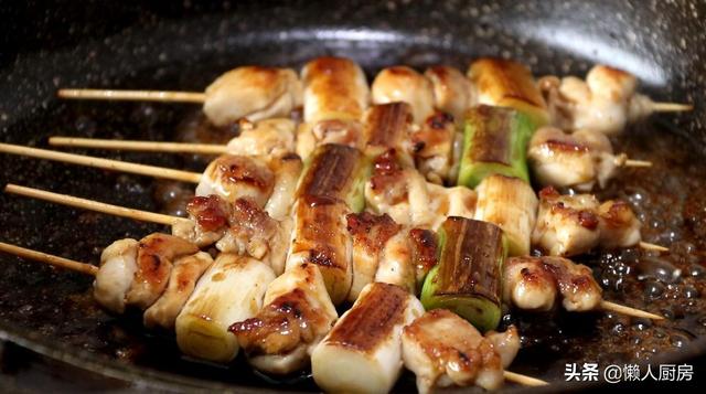 不用油炸不用烤，这是日式鸡肉串的做法，配上大葱一起吃，太香了