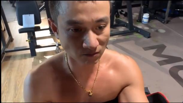 文章离婚后沉迷健身，一年练成“肌肉男”，但头顶发量令人担忧