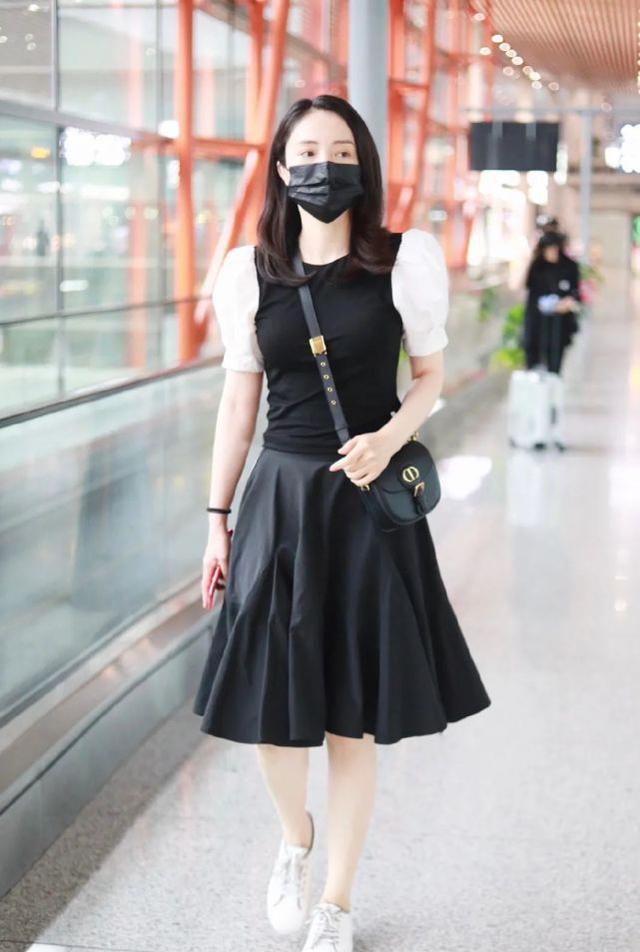 41岁董璇现身机场，穿黑白裙装清纯少女感满满，“莲藕腿”瞩目