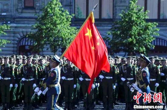 解放军仪仗队亮相俄罗斯红场阅兵式，“阳光出品”为“中国最帅天团”添风采