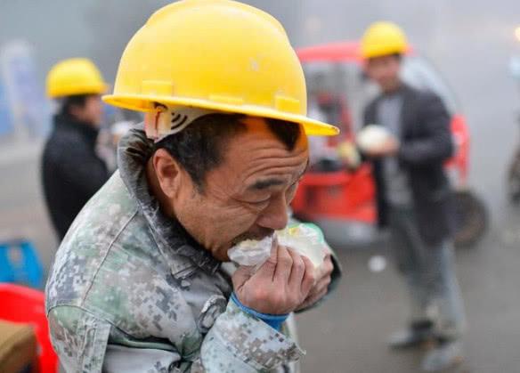 老板找民工扛水泥到13楼，完工后却只给一半钱，一脚下去老板愣了