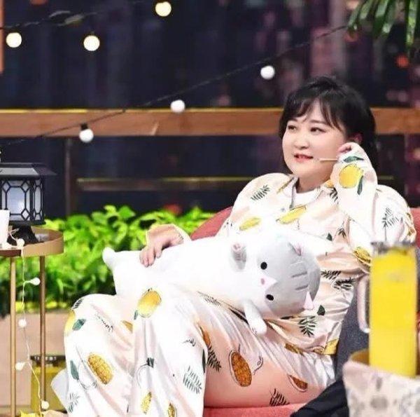 贾玲18岁的时候美得像一朵花，如今又长胖，女神