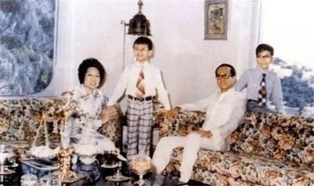 1990年，李嘉诚将李嘉欣带回了家，数小时候后原配庄明月暴毙身亡