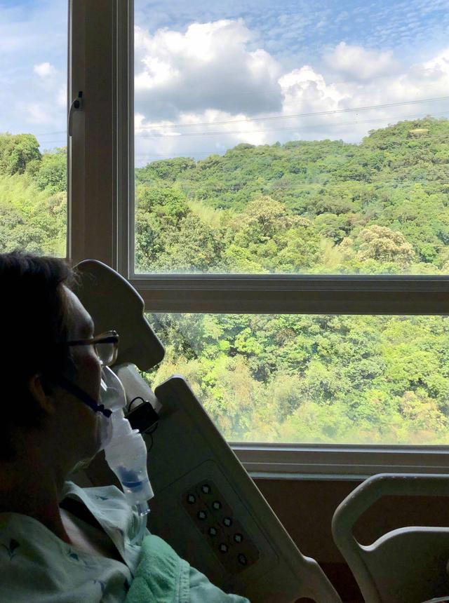 林志炫住院戴鼻罩机器引担忧，经纪人回应：没开刀，只是小问题