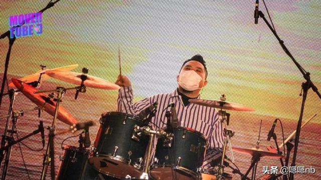 摇滚吉他手被乐队开除，源于他一贯的疯癫，还