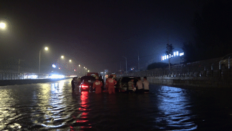 菏泽：暴雨来袭，南京路涵洞积水，两辆车被泡